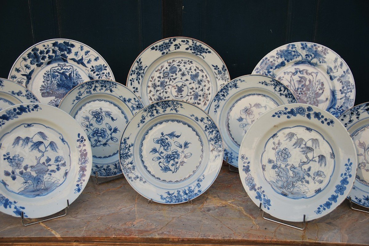 Ensemble de deux plats et plusieurs assiettes blanc bleu XVIIII