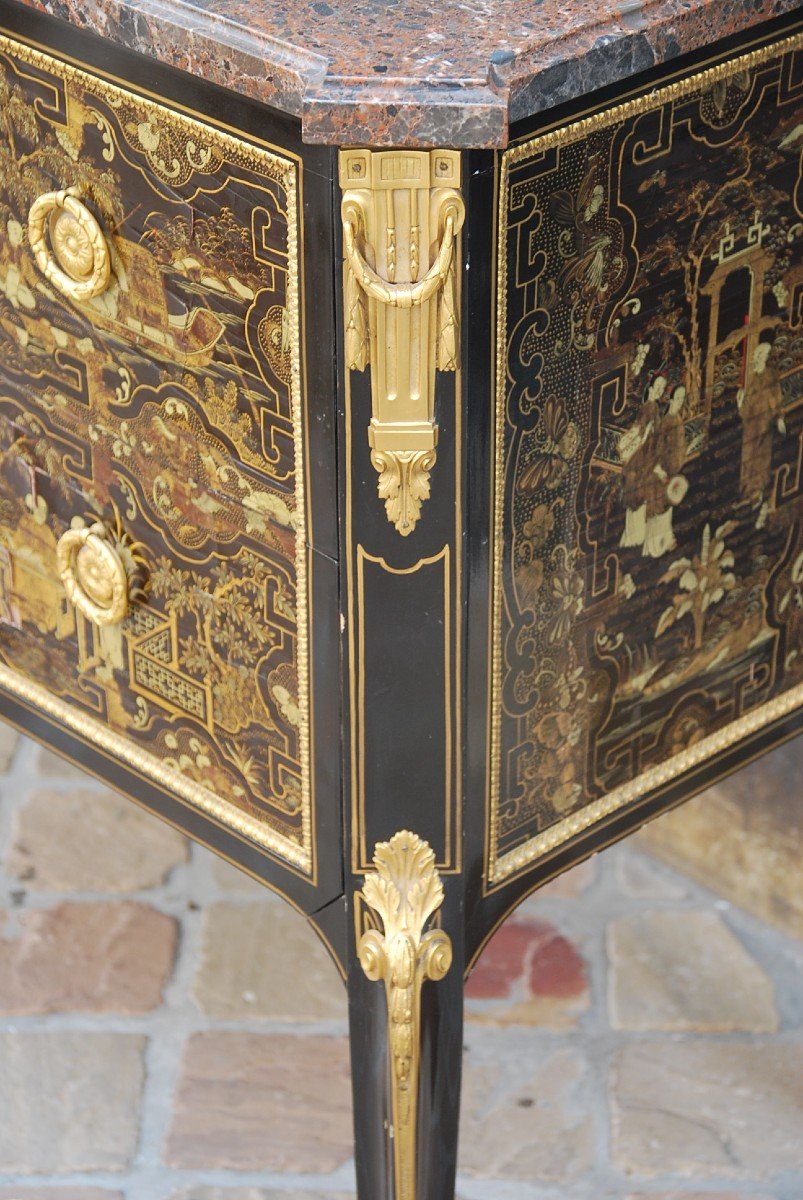 Elegant Lacquered Dresser With Lacquer Panel-photo-3