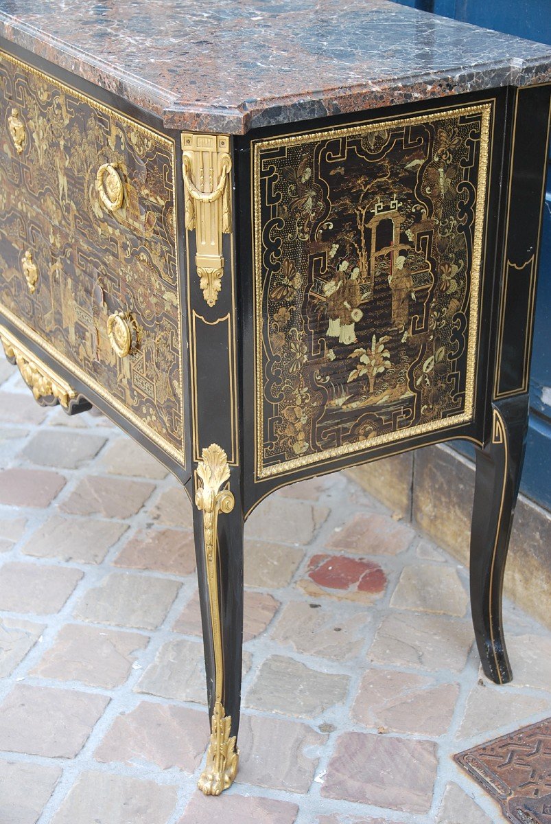 Elegant Lacquered Dresser With Lacquer Panel