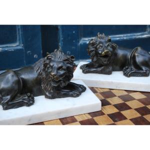 Paire De Lions Couchés En Bronze Style XVII