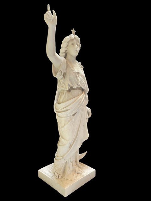 Grande Sculpture En Marbre De Carrare " Dame à l'Ancre " 19ème (110 Cm).