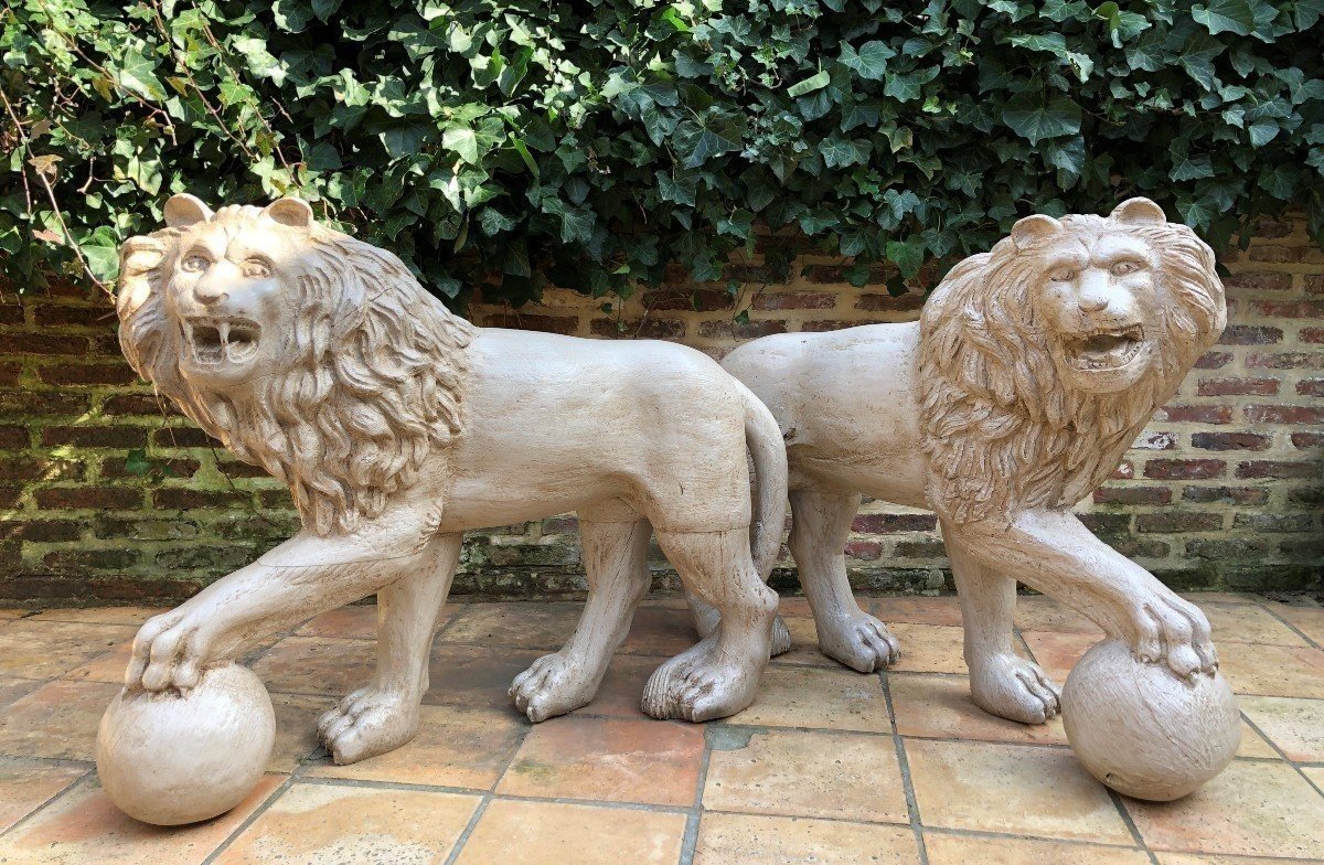 Paire De Grands Lions En Bois Sculpté 1920 ( 114 X 87 Cm )-photo-1