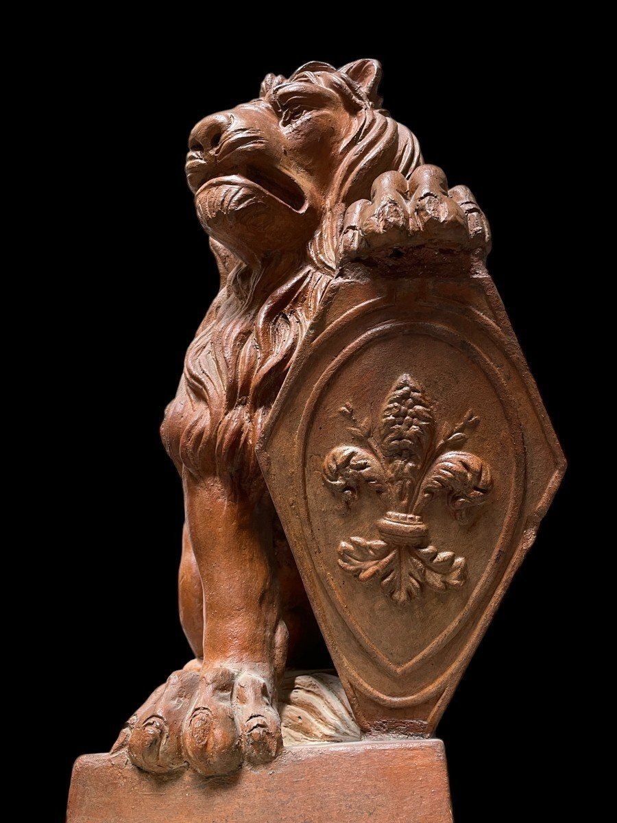 Paire De Lions Décoratifs Avec Boucliers En Terre Cuite 1900-photo-4
