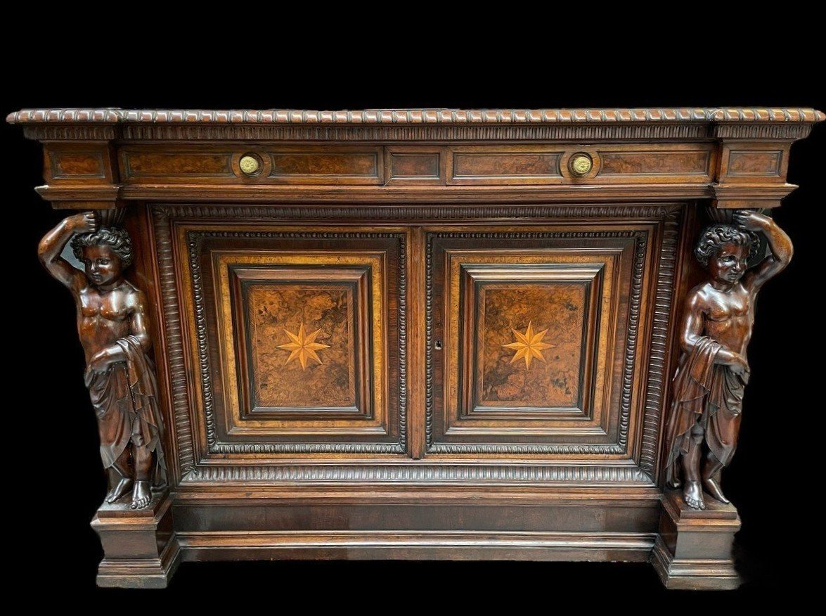 Cabinet Spécial Avec 2 Grandes Sculptures En Noyer 19ème.