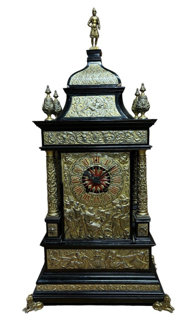 Grande Pendule Spéciale En Bois/bronze Et Cuivre Repoussé 19ème.