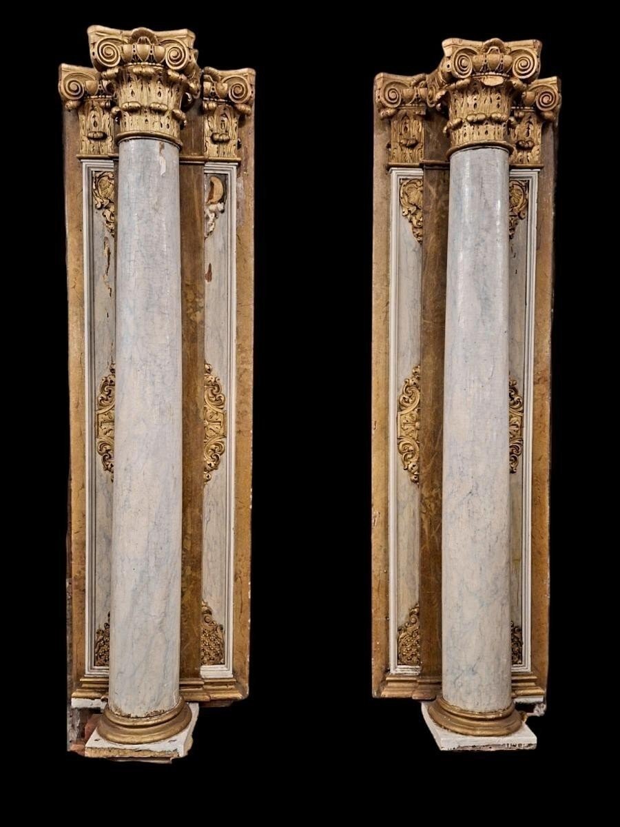 Paire De Grandes Colonnes / Lambris Avec Chapiteaux Corinthiens En Bois 18ème.