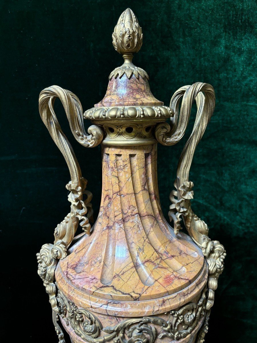 Paire De Grands Vases De Château En Marbre Et Bronze Doré 19ème ( 80 Cm )-photo-1