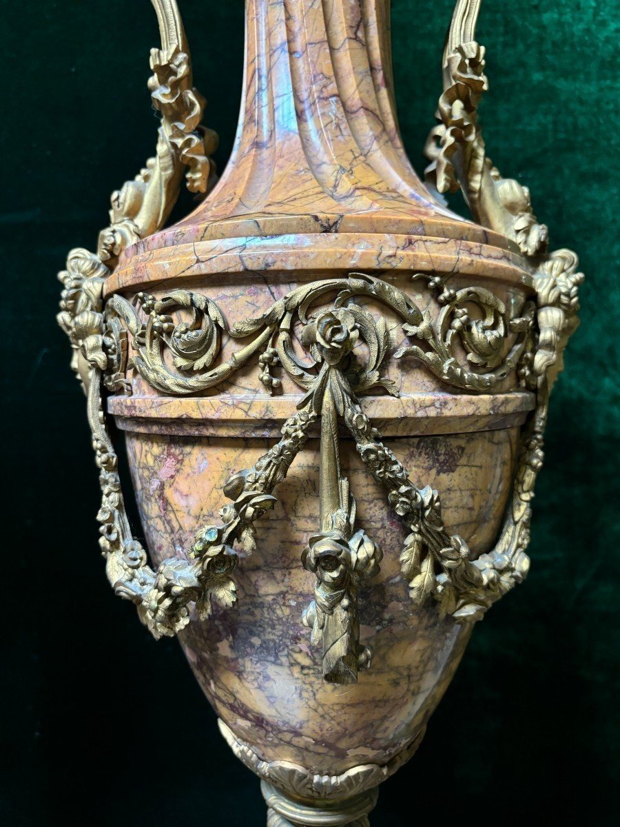 Paire De Grands Vases De Château En Marbre Et Bronze Doré 19ème ( 80 Cm )-photo-2