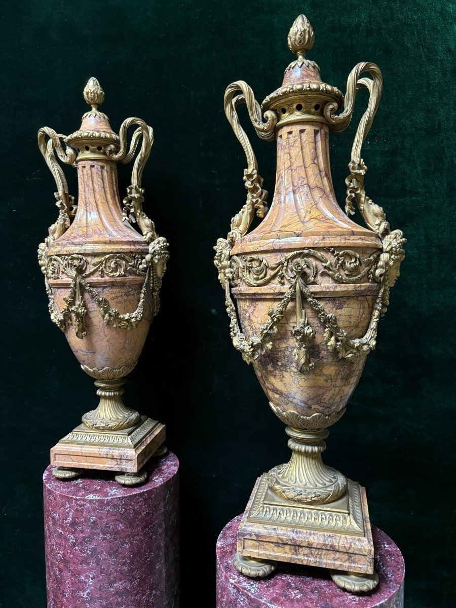 Paire De Grands Vases De Château En Marbre Et Bronze Doré 19ème ( 80 Cm )