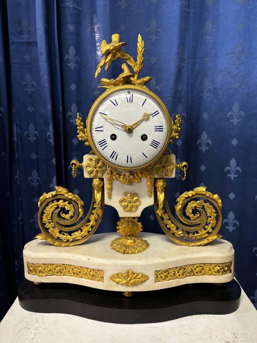 Jolie Pendule De Style Louis XVI En Marbre Et Bronze Doré 18ème.