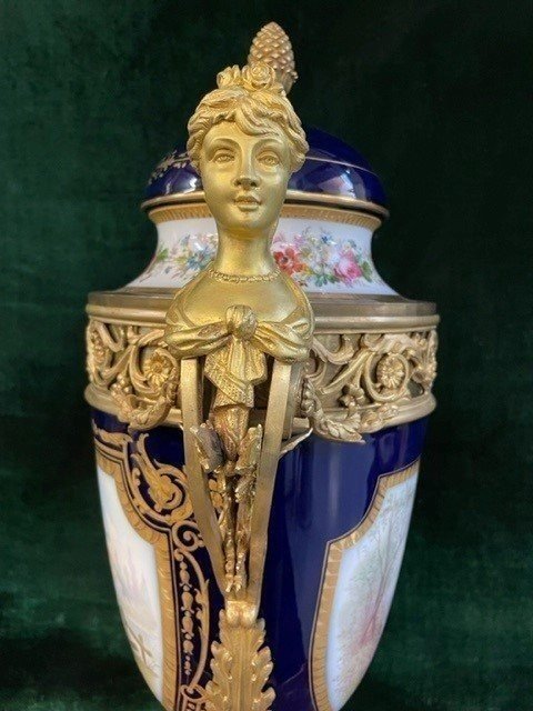 Grand Vase En Porcelaine De Sèvres / Bronze Doré 19ème Siècle. ( 70 Cm )-photo-3