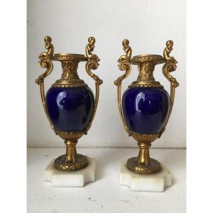 Pair De Vases De Miniatures En Porcelaine Sèvres Avec Décorations De Bronze 19ème.