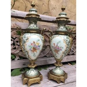 Paire De Vases En Porcelaine Et Bronze Doré Début 20ème.