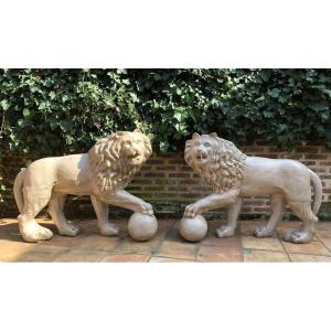 Paire De Grands Lions En Bois Sculpté 1920 ( 114 X 87 Cm )