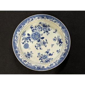 Grand Plat Chinois En Porcelaine Du XVIIIe Siècle. ( Dia 45 Cm )