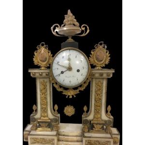 Pendule Louis XVI Vers 1790 En Marbre Blanc 