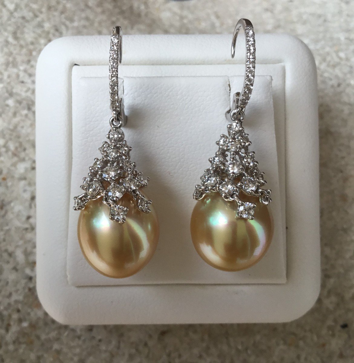 Paire de boucles d'oreille, or, perles et diamants-photo-2