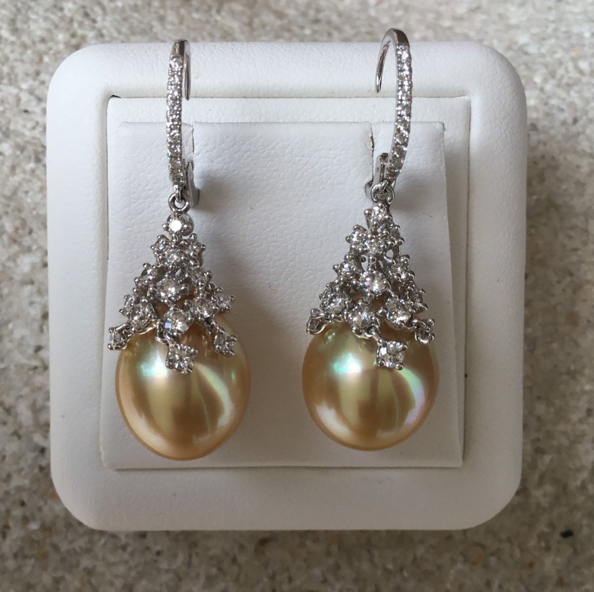 Paire de boucles d'oreille, or, perles et diamants