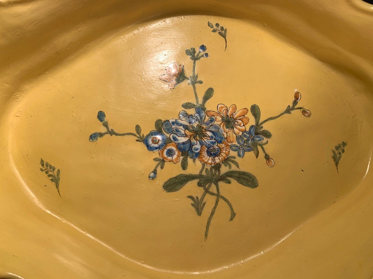 Varages 18th Century - Basin On 4 Feet With Yellow Bottom-photo-2