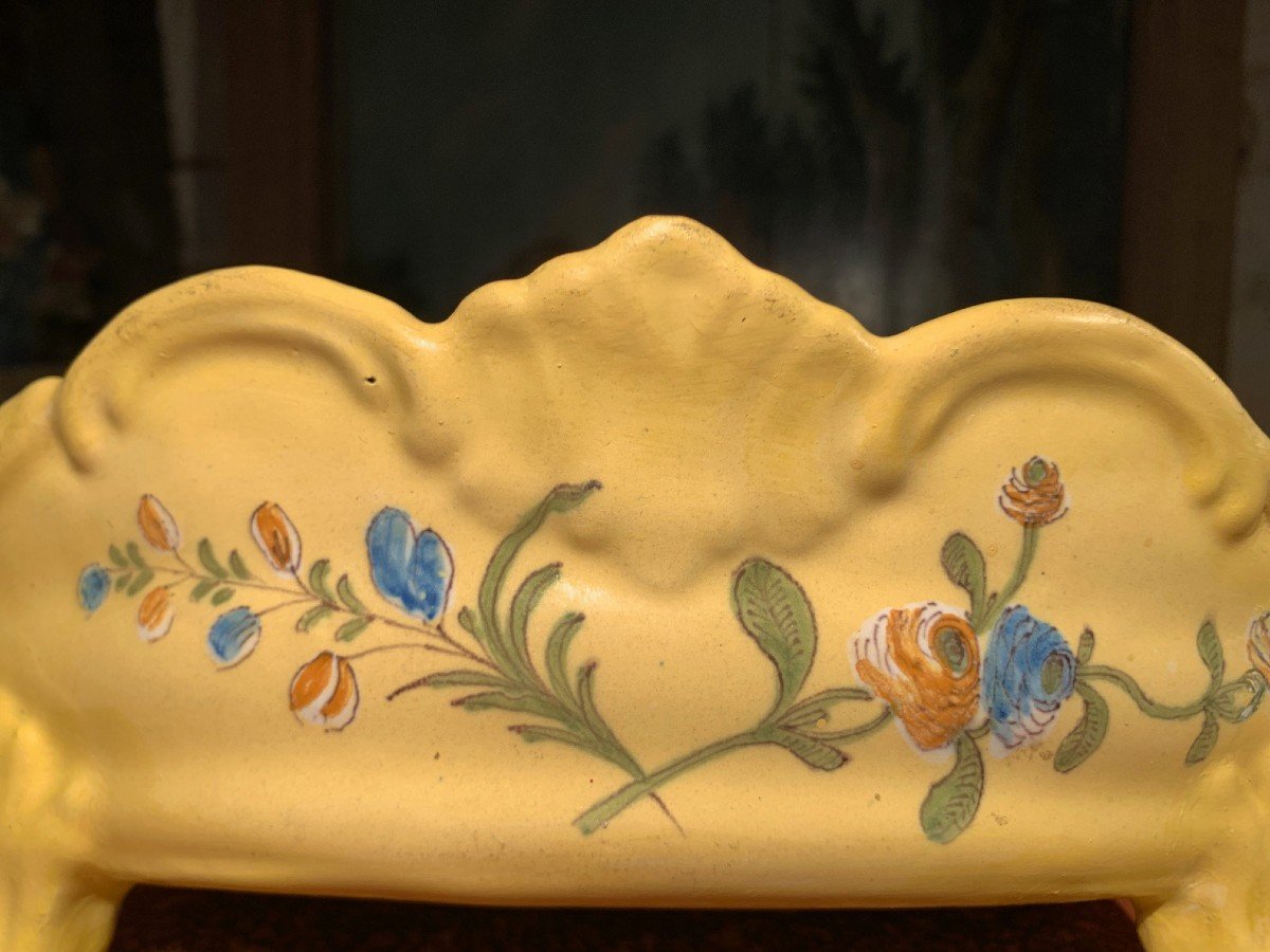 Varages 18th Century - Basin On 4 Feet With Yellow Bottom-photo-1