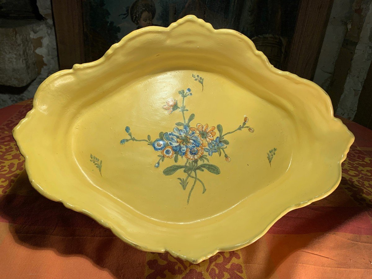 Varages 18th Century - Basin On 4 Feet With Yellow Bottom