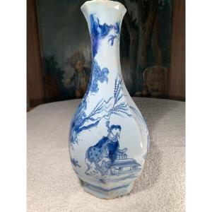 Nevers fin XVII / Début XVIII ème siècle - Vase à Décor de chinois dans un paysage