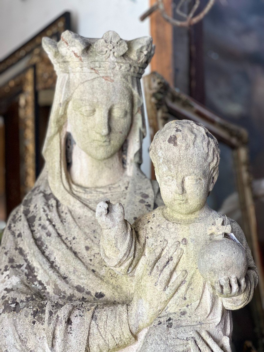 Statue d'une vierge à l'enfant en pierre