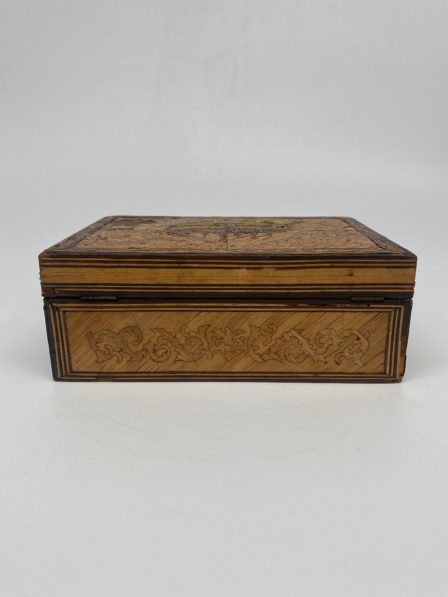 Straw Marquetry Box With Decor-photo-1