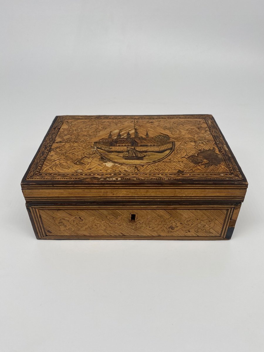 Straw Marquetry Box With Decor