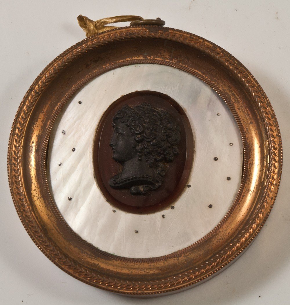 Cameo Head Of Woman In Profile In The Antique Miniature Portrait-photo-2