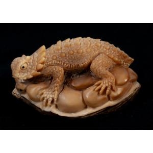 Lizard / Asian Iguana Monobloc Sculpture Tagua Nut Japan / Corozo 2