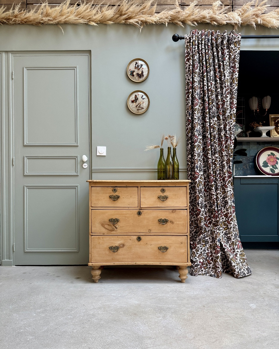 English Chest Of Drawers In Renovated Pine)