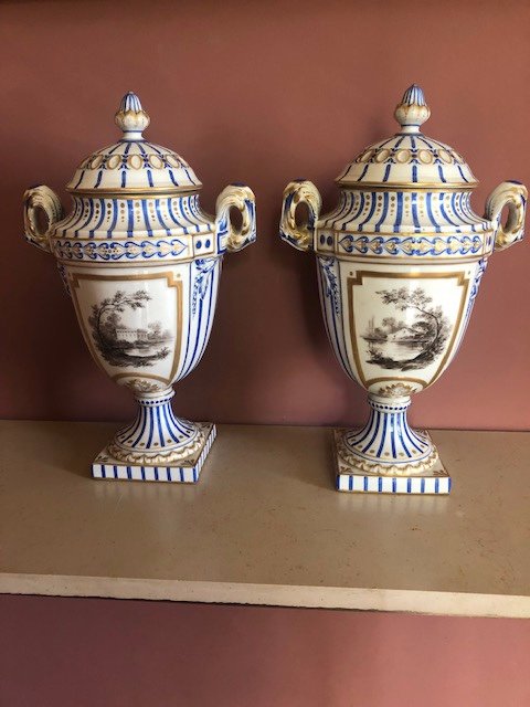 Paire De Vases Porcelaine Dans Le Goût De Sevres