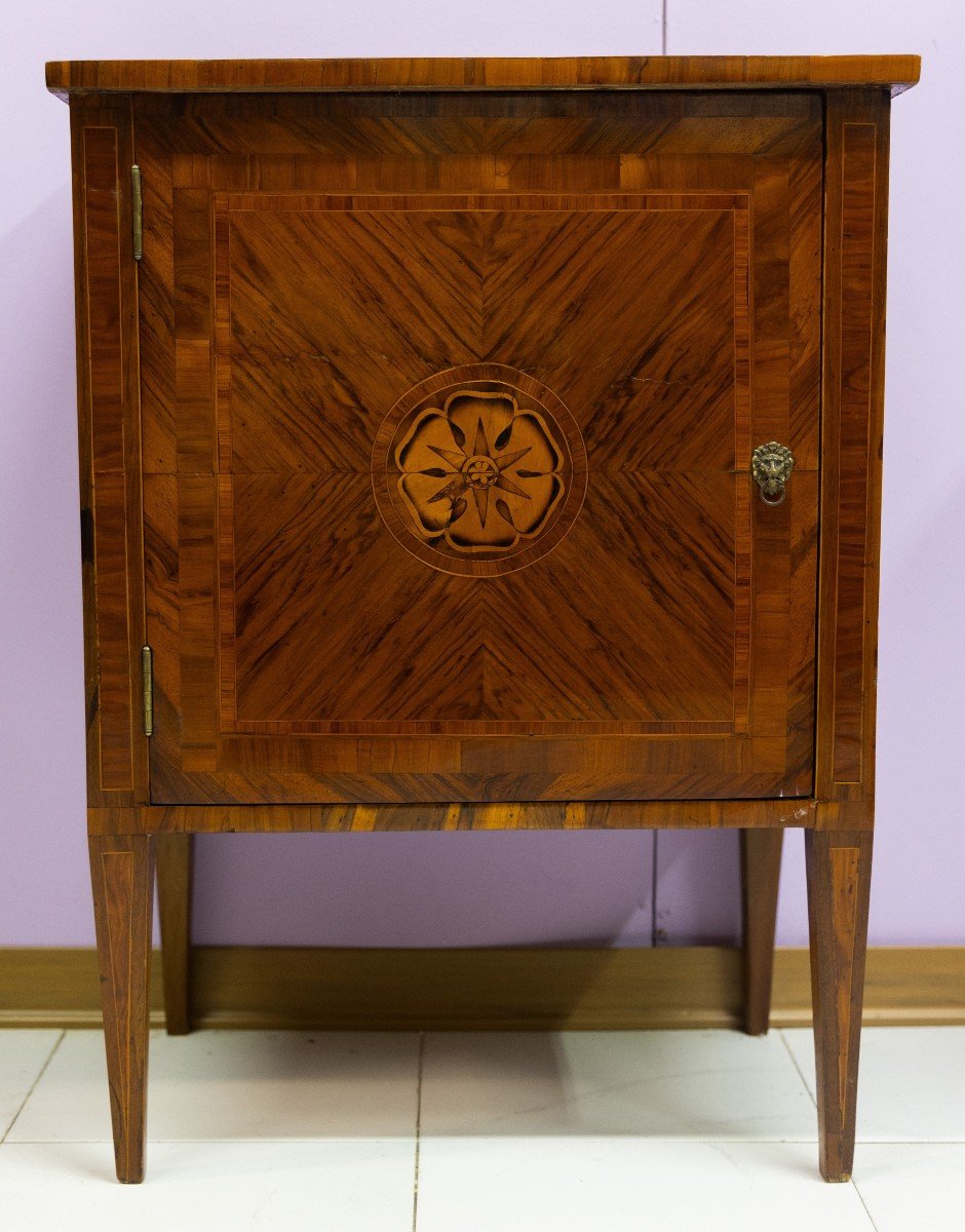 Commode Lombarde En Différents Bois Fruitiers, XVIIIe Siècle.