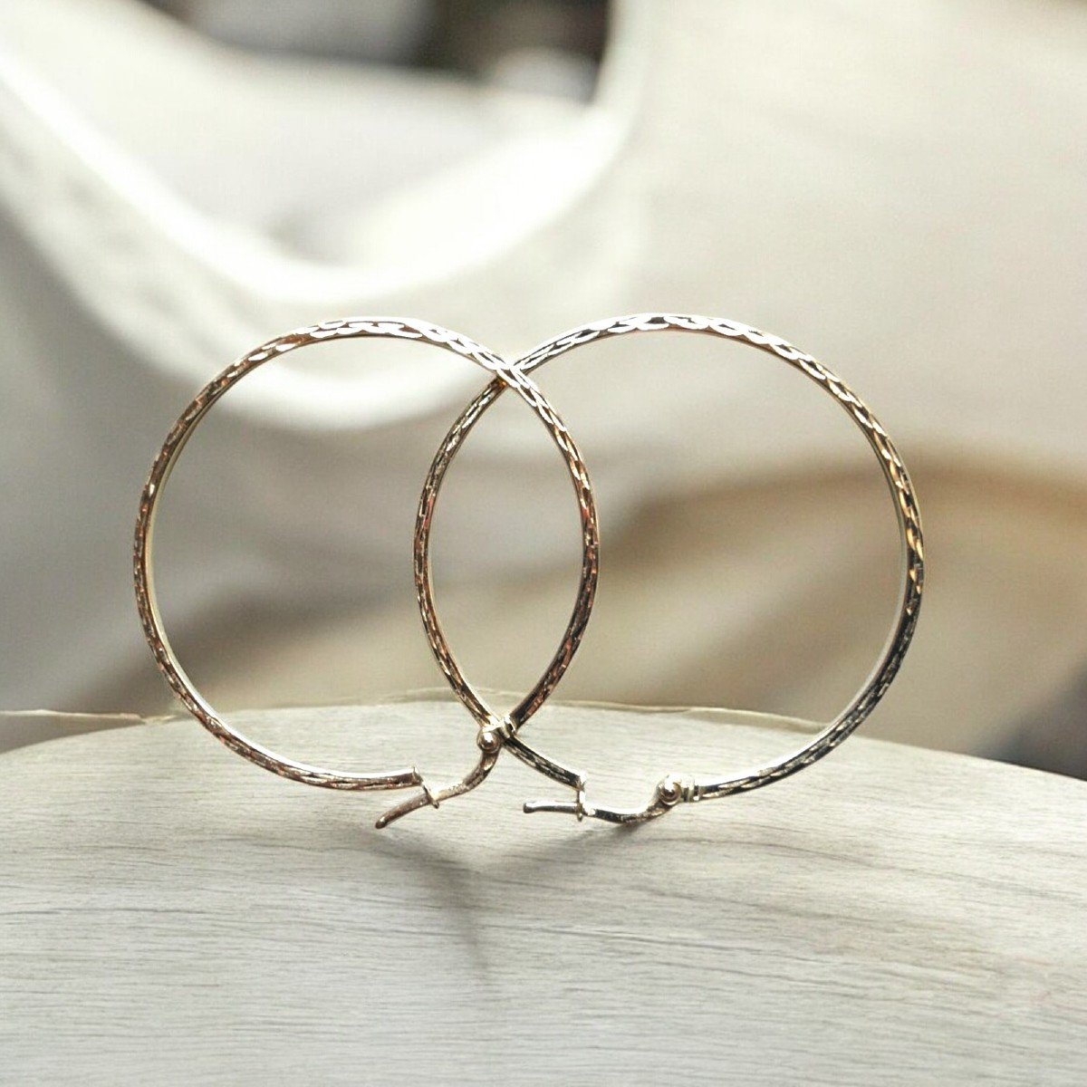 18k Yellow Gold Thin Flat Hammered Hoop Earrings With Italian Closure-photo-1