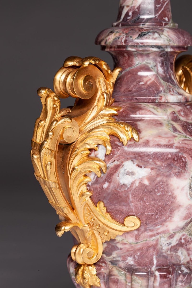 Paire de piédestaux de vases violets en marbre et bronze doré de style Louis XVI du XIXe siècle-photo-3