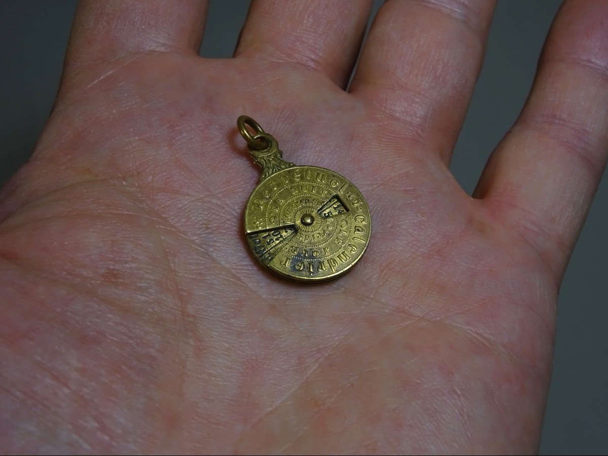 Mini Calendrier Perp&eacute;tuel Du XIX&egrave;me Si&egrave;cle En Laiton Finement Cisel&eacute;, Beau Mod&egrave;le En Pendentif Circulaire, 19 mm-photo-5