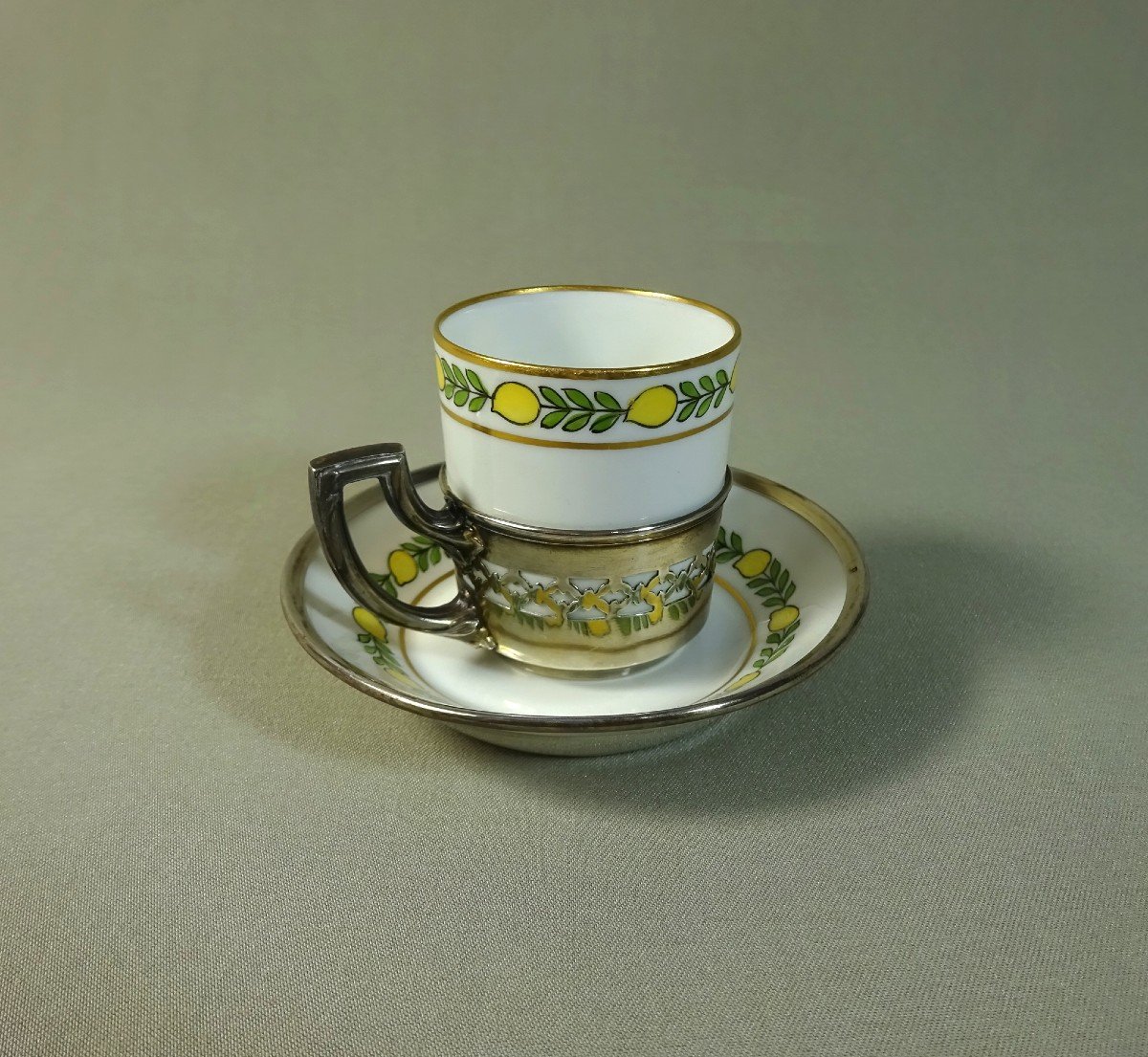 Tasse Litron à Moka en Porcelaine & Monture en Argent, Decor de Citrons,  Marque De Sevres-photo-4