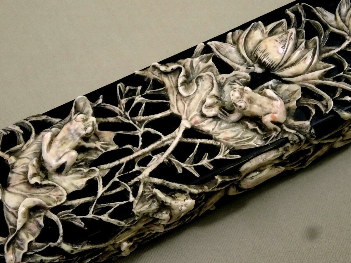 19th Century, Chinese Paintbrush Box Or Pen Box In Carved Stone With A Frog & Lotus Lake Décor-photo-2