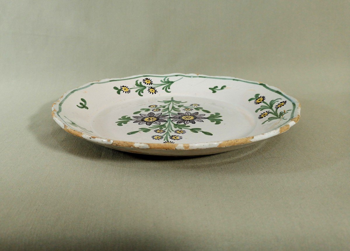 Manufacture De La Rochelle, Assiette Du XVIIIe Si&egrave;cle Au D&eacute;cor De Jet&eacute;s De Fleurs Et Brindilles-photo-1