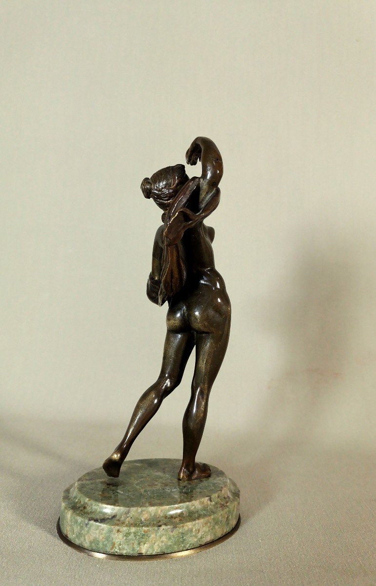 Sculpture Ancienne En Bronze Figurant Une Jeune Danseuse Nue Légèrement Dissimulée d'Un Voile-photo-5