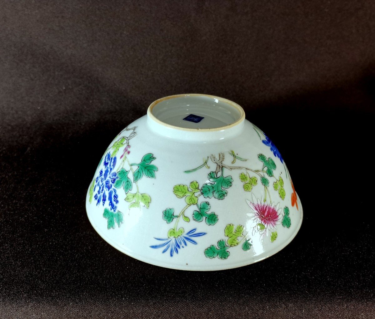 China 18th Century, Qing Period, Large Porcelain Bowl Or Cup With Polychrome Flower Hedge Decor-photo-3