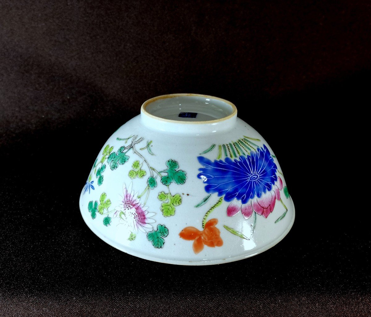 China 18th Century, Qing Period, Large Porcelain Bowl Or Cup With Polychrome Flower Hedge Decor-photo-6