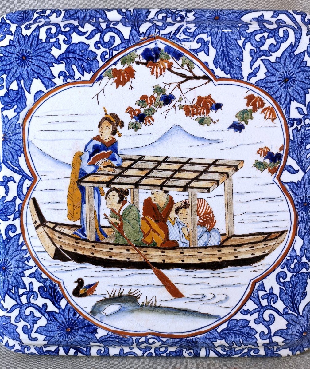 Faience de Gien, Dessous de Plat à Décor Japonisant d'une Jonque Sur un Lac Occupée Personnages-photo-2