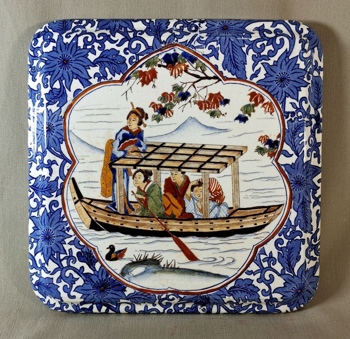 Faience de Gien, Dessous de Plat à Décor Japonisant d'une Jonque Sur un Lac Occupée Personnages