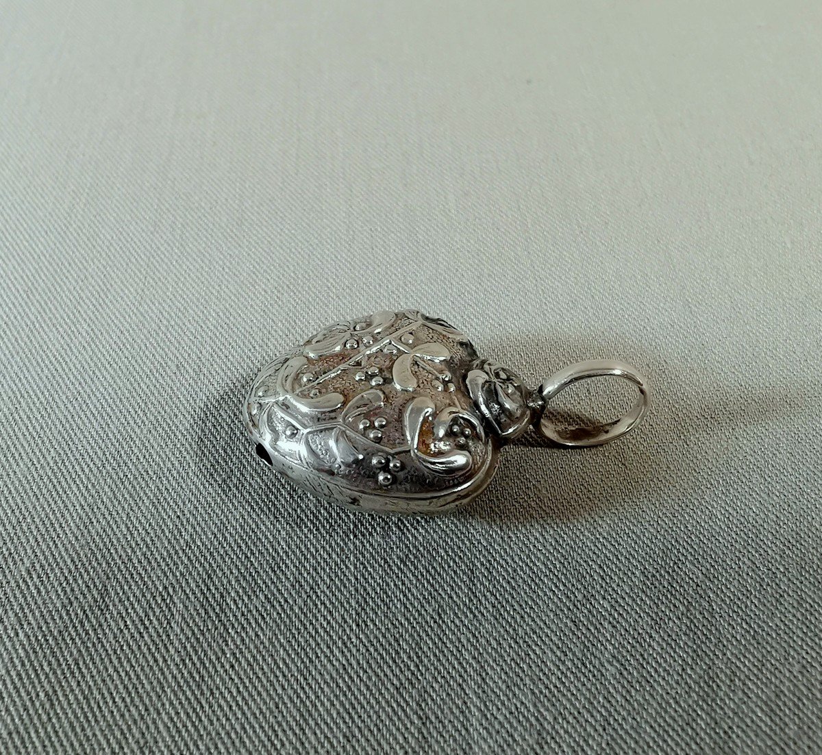 Bola de Grossesse ou Petit Hochet Bijou Pendentif en Argent, Forme de Coeur & Décor au Gui-photo-1