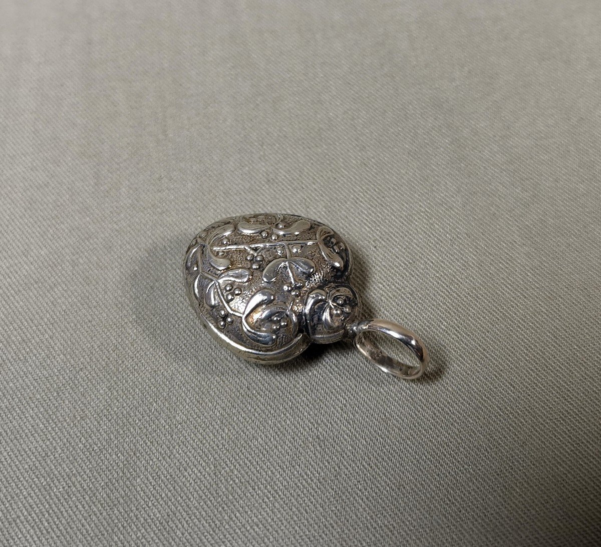 Bola de Grossesse ou Petit Hochet Bijou Pendentif en Argent, Forme de Coeur & Décor au Gui-photo-6