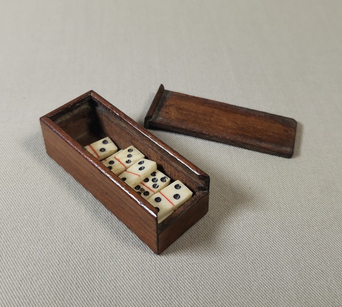 Jeu de Domino Miniature Ancien, XIXe Siècle. Boîte en Palissandre 