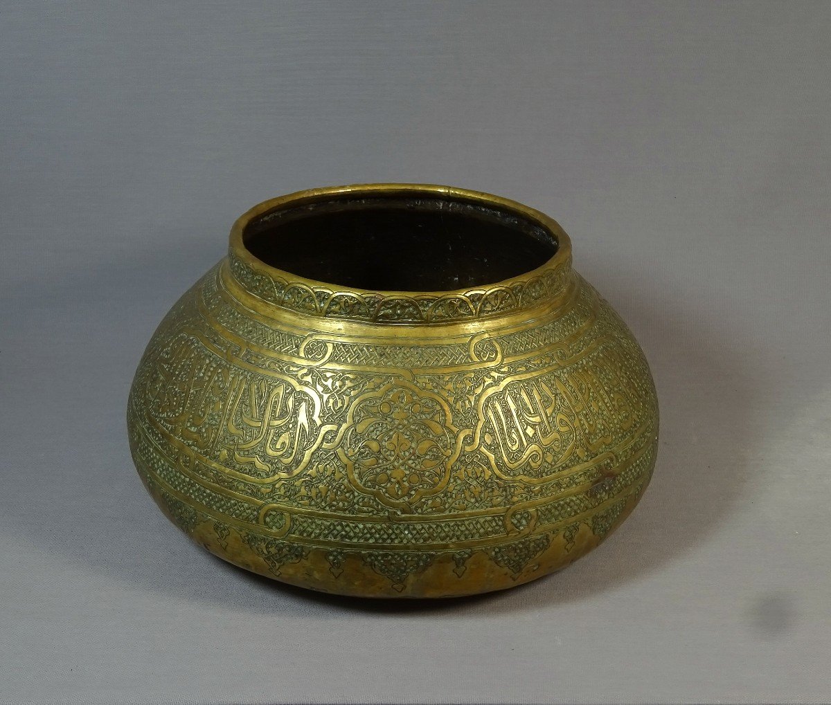 Levant Brass Heap Basin, Iran 18th-19th Century, Wall With 5 Epigraphic Cartridges In Thuluth