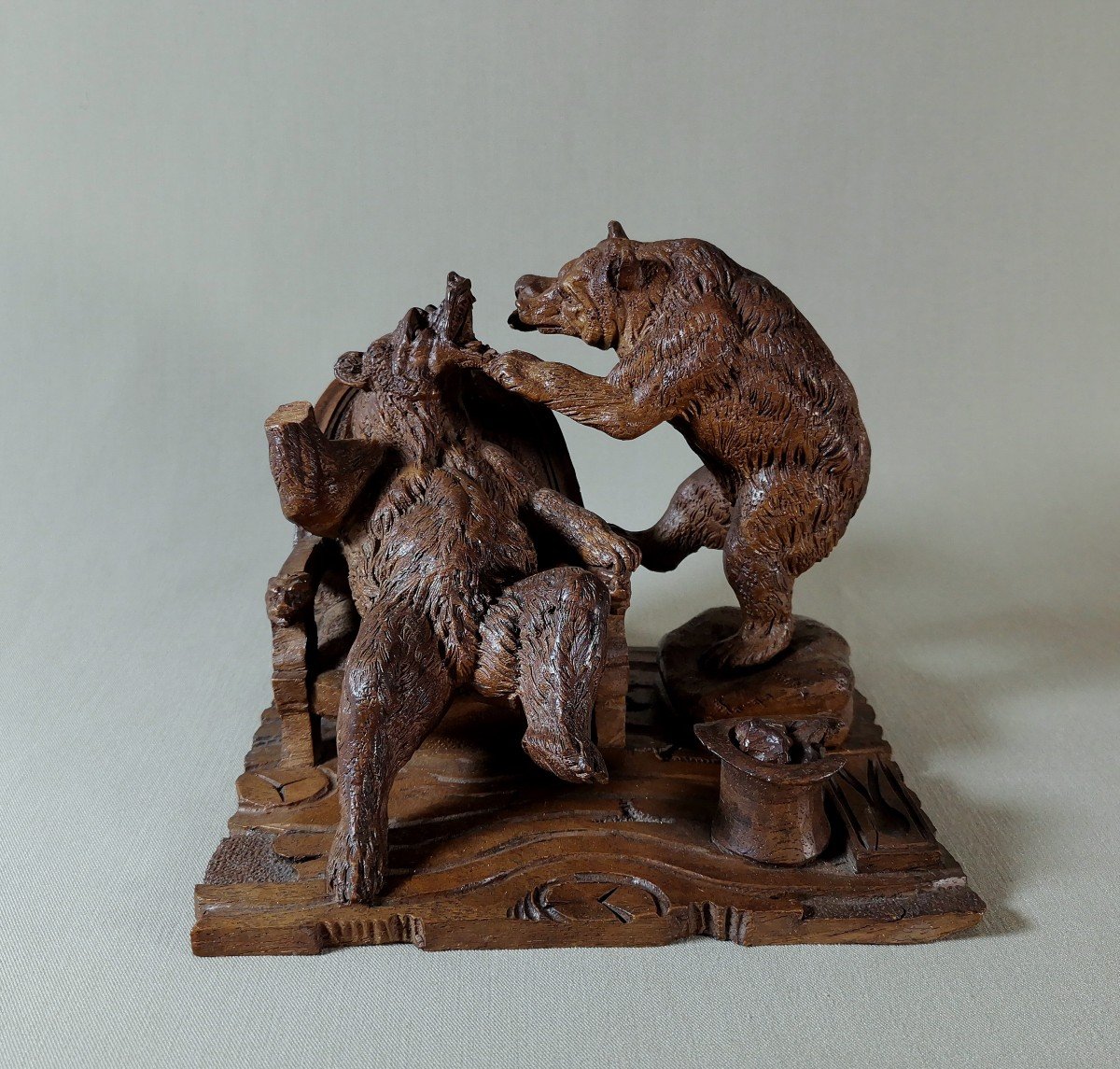 Sculpture Of A Dentist Bear, Exceptional Black Forest Work, Certainly, In Walnut, 19th Century